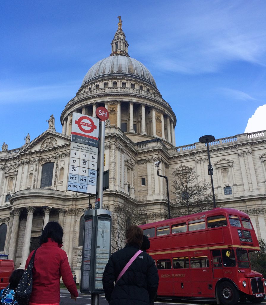 Blick auf die St. Paul's Cathedral von der gegenüberliegenden Straßenseite - inklusive Routemaster, dem historischen, typisch britischen, roten Doppeldeckerbus.