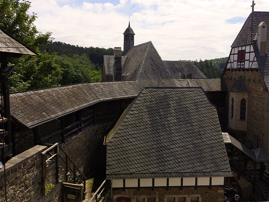 Blick auf die Dächer und die so typischen 'Wehrgänge' von Schloss Burg.