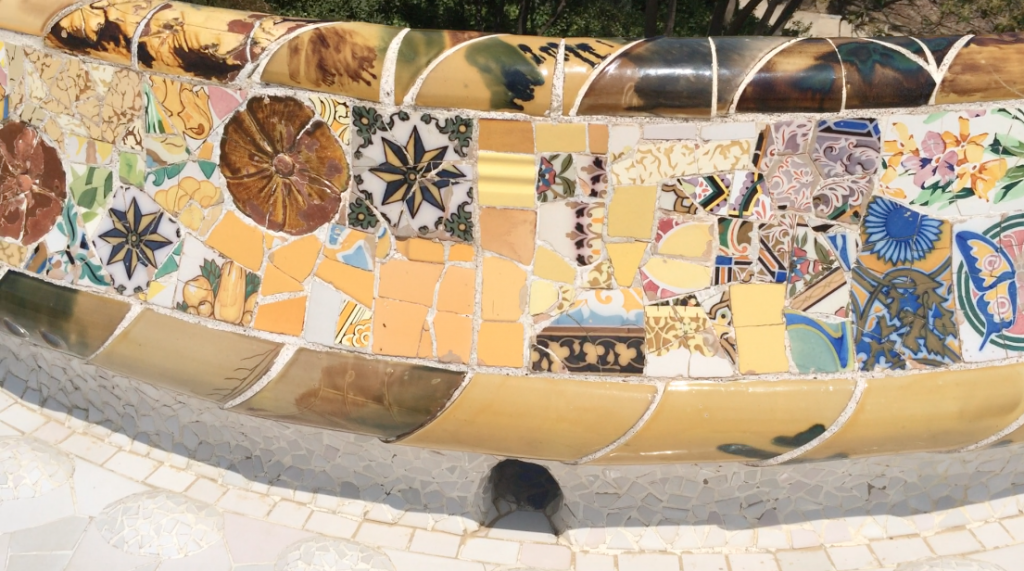 Das kunstvolle Mosaik besteht aus unzähligen Keramik-Bruchteilchen, die sich zu einer schier unendlichen Reihe an Mustern und Bildern zusammenfügen