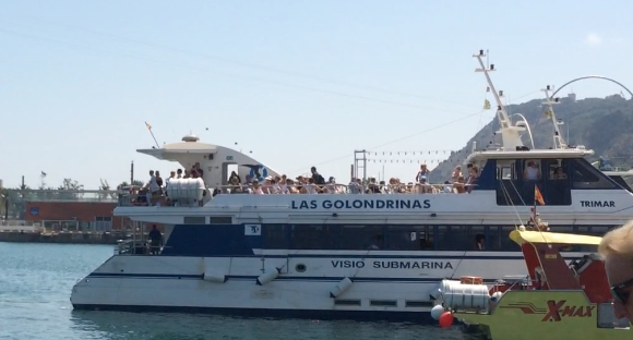 Eins der Ausflugsschiffe, eine "Golondrina", im alten Hafen von Barcelona