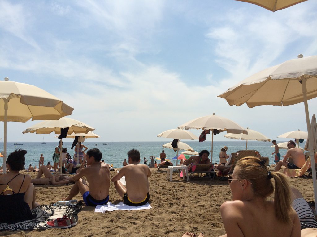 An der Platja de la Barceloneta - ein Strand quasi mitten in der Stadt