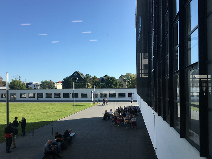 Blick auf den Innenhof des Bauhaus-Gebäudes an der Glasfassade entlang.