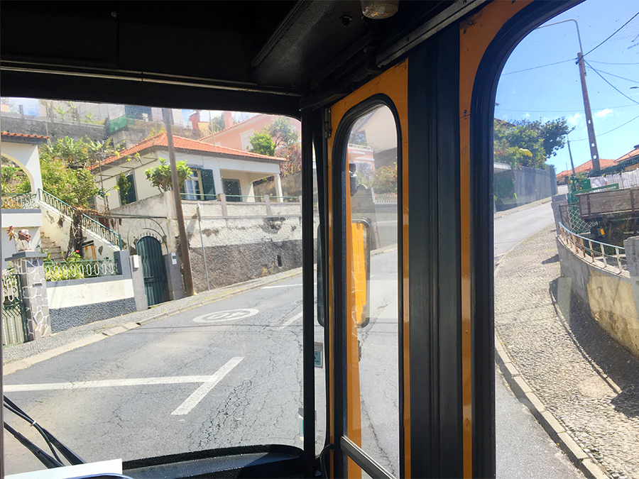 Gut festhalten! Unglaublich, wie sich der Bus hier die steilen Berge auf den engen Straßen hochquält.