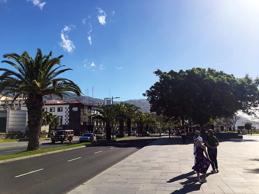 Rechts noch ein Stück der Promenade, links Blick in die 'City' von Funchal.