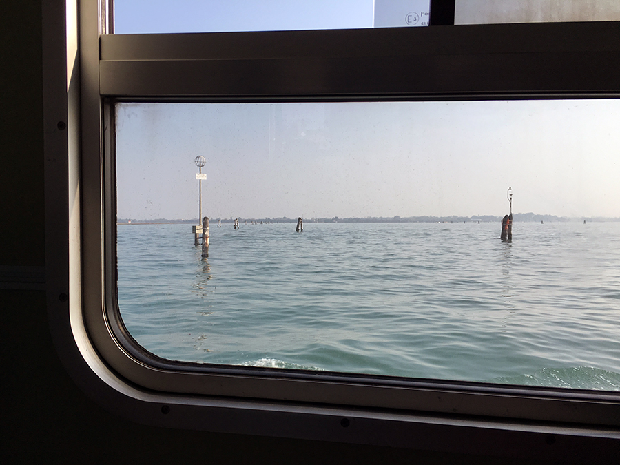 Wieder an Bord eines Vaporetto: Blick aus dem Fenster der Linie 12 auf dem Weg von Murano nach Burano.