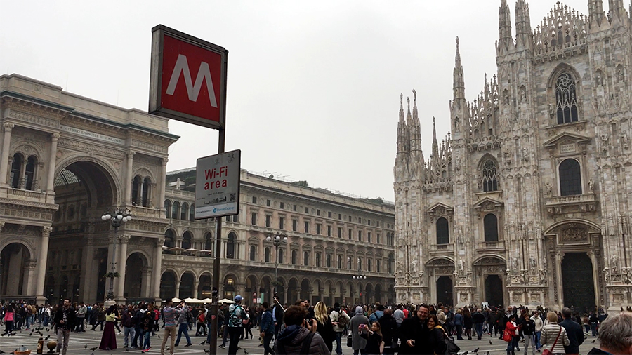 Die 'Piazza del Duomo', der Domvorplatz, mit Aussicht auf den Mailänder Dom und einen Eingang der Galleria Vittorio Emanuele II.