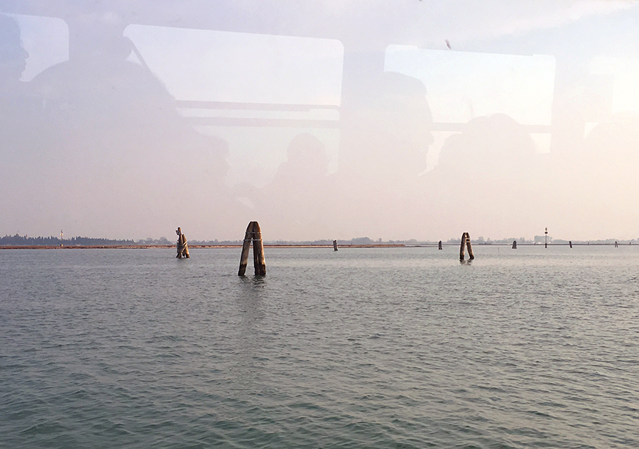 Rückfahrt, wieder mit der Linie 12, von Burano nach Venedig. Ich weiß gar nicht, wozu die Pfähle in der Lagune gut sind? Vielleicht zur Orientierung, zur Bestimmung der Routen? Malerisch jedenfalls.