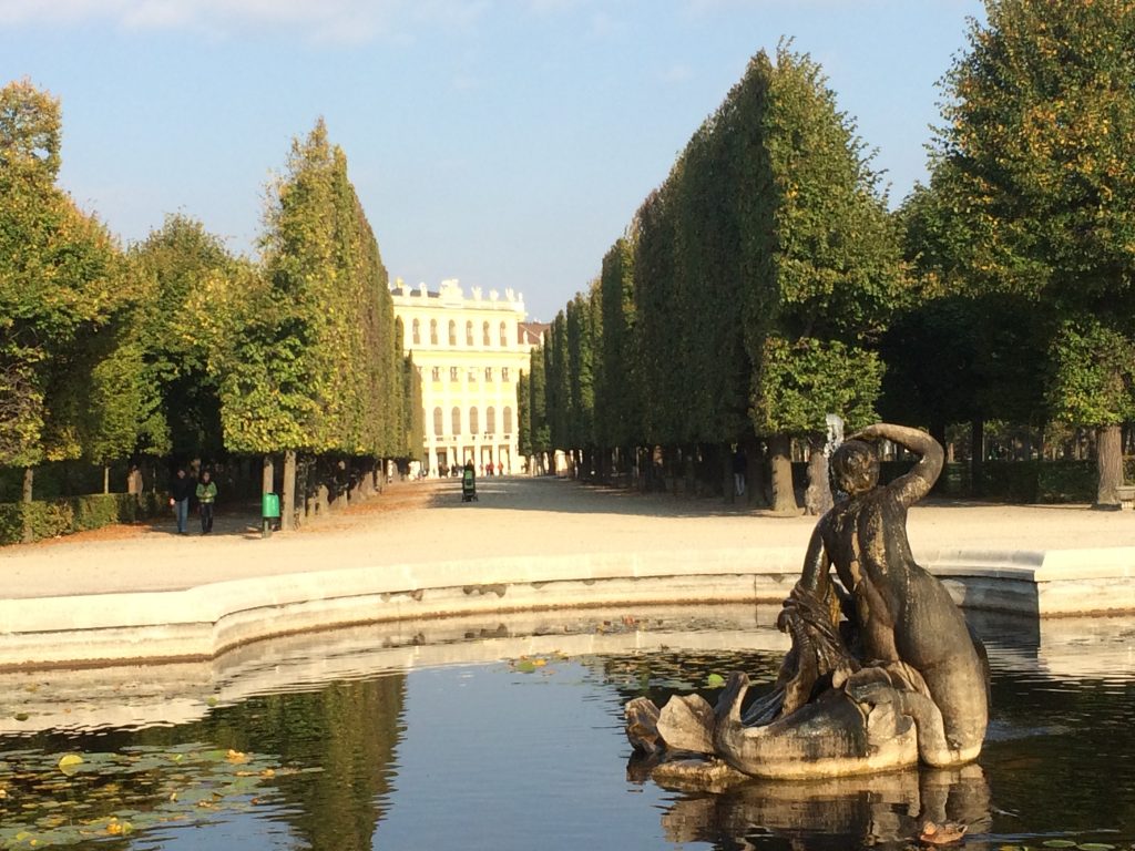 Im Vordergrund das 'Sternbassin', eine der vielen Brunnenanlagen von Schönbrunn. Im Hintergrund der schnurgerade beschnittenen Bäume erahnt man bereits das Schloss.