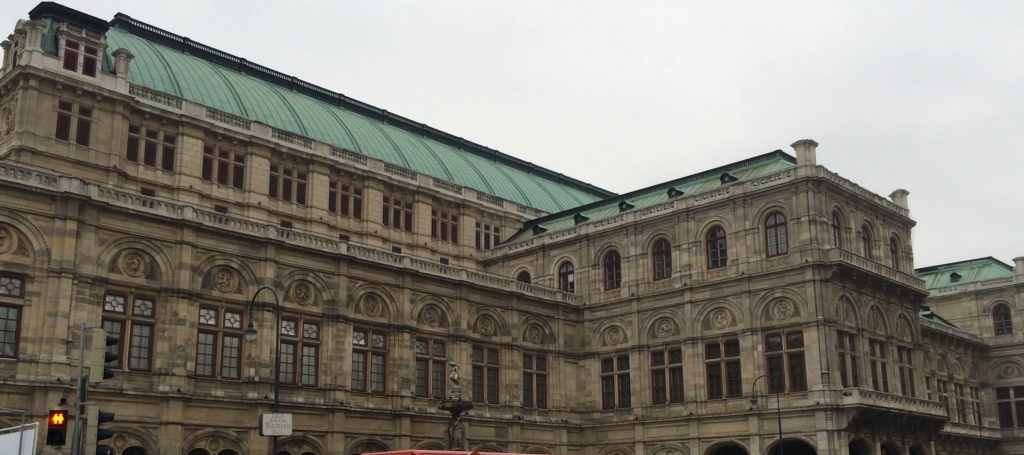 Das imposante Gebäude der Wiener Oper. Es ist so riesengroß, dass es gar nicht gesamt auf's Foto passt. 