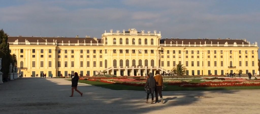 Rückansicht des Schloß Schönbrunn, zum Park und zum Großen Parterre hin.