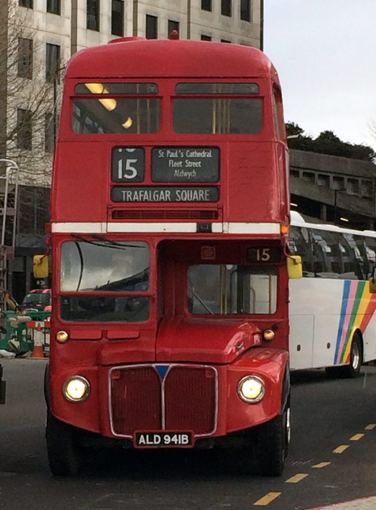Einer der letzen originalen, historischen Routemaster, die roten Doppeldecker und Wahrzeichen Londons.