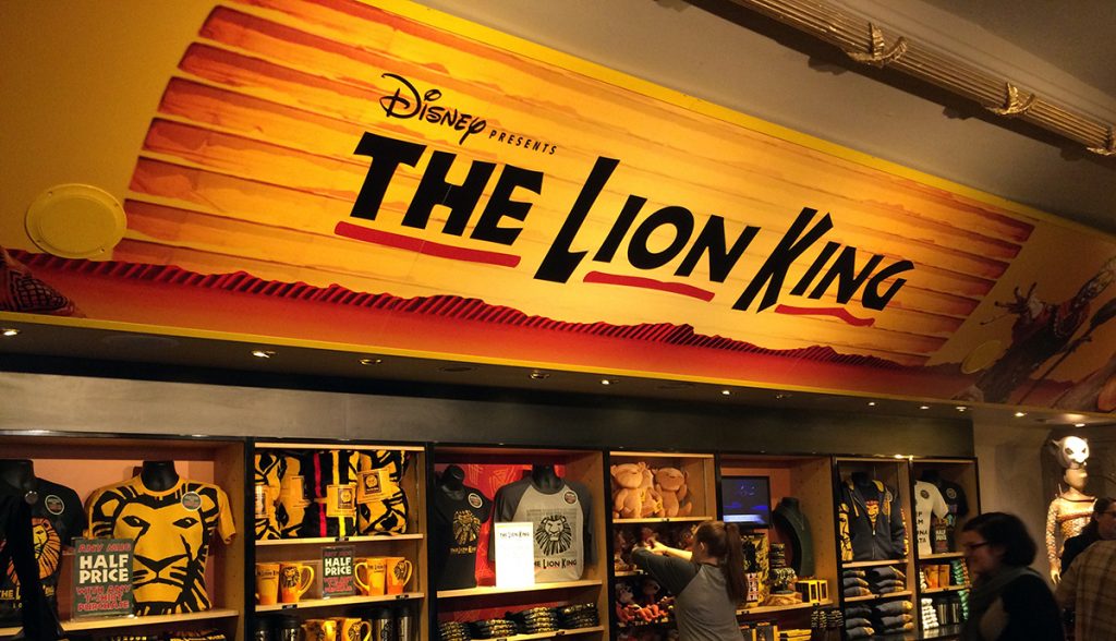 Eingangshalle mit Merchandise-Artikeln des Lyceum Theatres, der Spielstätte von "The Lion King" in London.