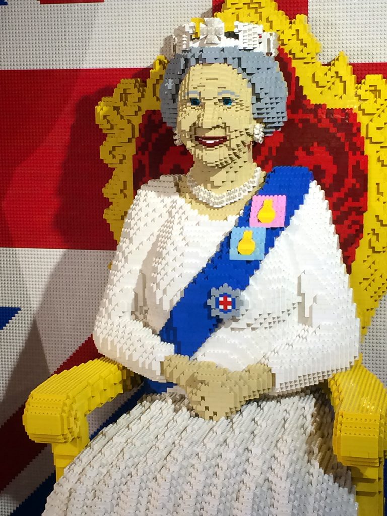 Und auch sie sitzt natürlich hier, komplett aus Lego, mitsamt Thron und Lieblings-Hund: Queen Elizabeth II.