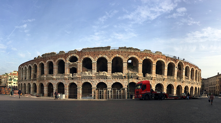 Die Arena von Verona in der Panorama-Ansicht.
