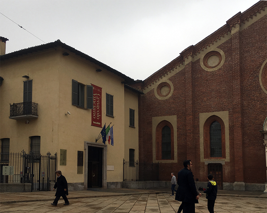 Links im gelben Nebengebäude der Eingang, durch den man - vorausgesetzt, man hat ein Ticket mit der richtigen Uhrzeit - zum 'Cenacolo' gelangt.
