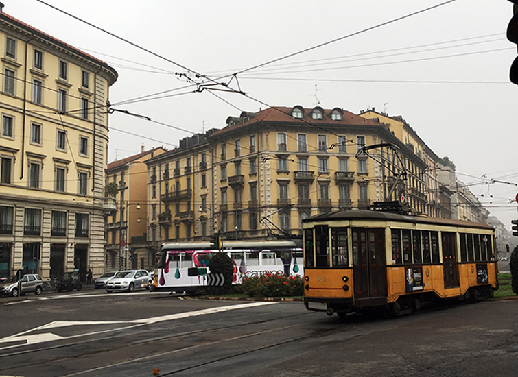 Vorne in gelb: Eine "Ventotto" von 1928! Die ältesten planmäßig eingesetzten Straßenbahnwagen in ganz Europa, fahren heute noch im normalen Verkehr in Mailand.