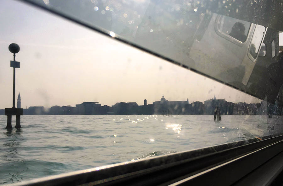 Blick zurück auf Venedig, im Vaporetto Richtung Murano.