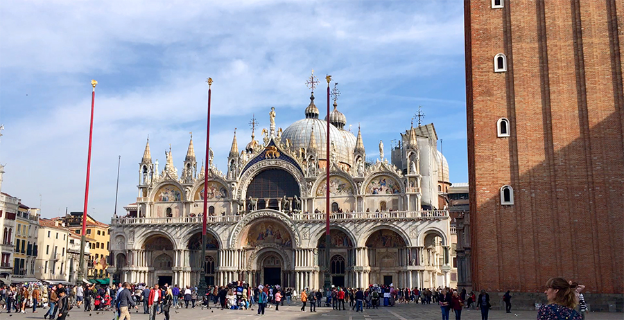 Der Markusdom, die 'Basilika di San Marco', rechts daneben ein Stück des alles überragenden Campaniles.
