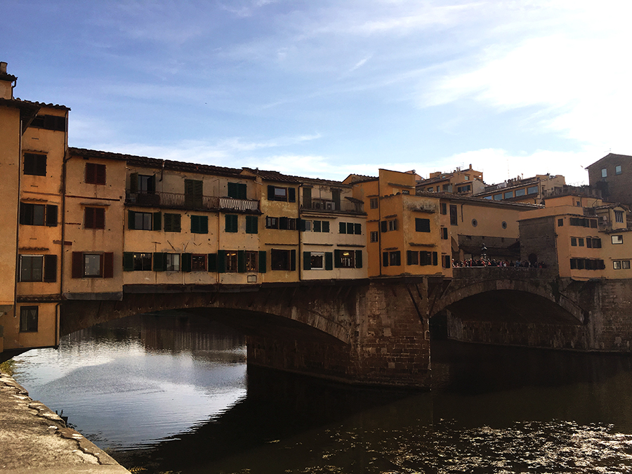 Der berühmte 'Ponte Vecchio' mit seinen überbauten Häusern darauf.