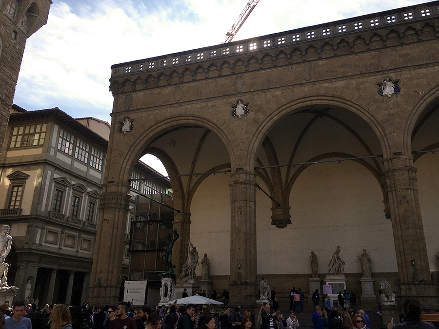 Die 'Loggia dei Lanzi', eine Säulenhalle an der 'Piazza della Signoria'.