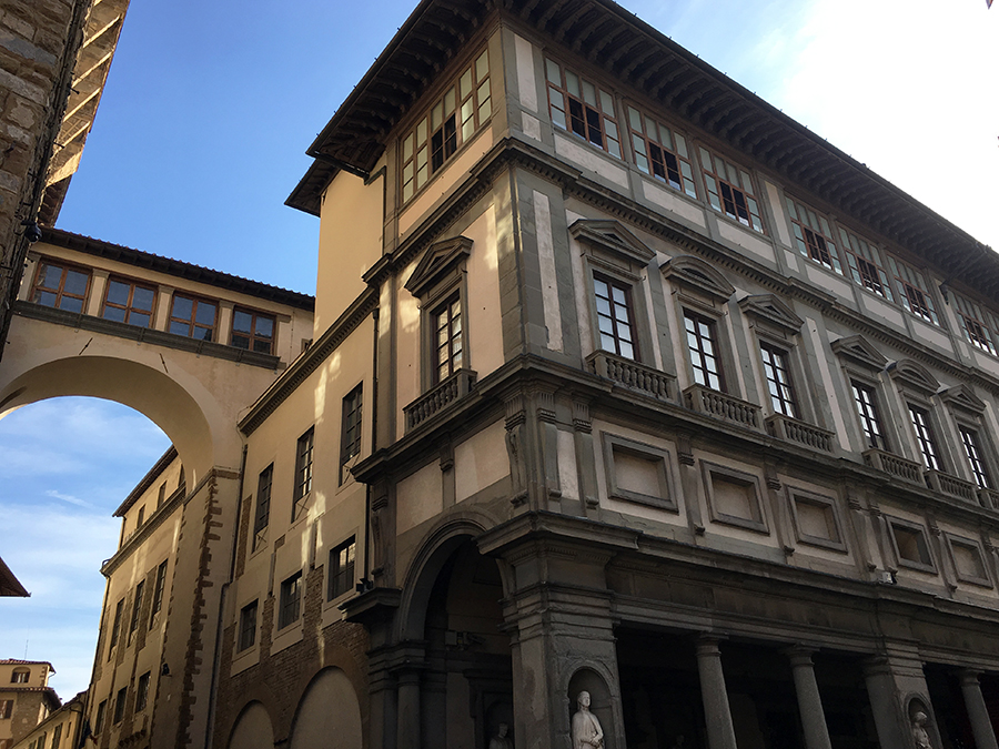 Eine Brücke verbindet in luftiger Höhe den Palazzo Vecchio mit den Uffizien.