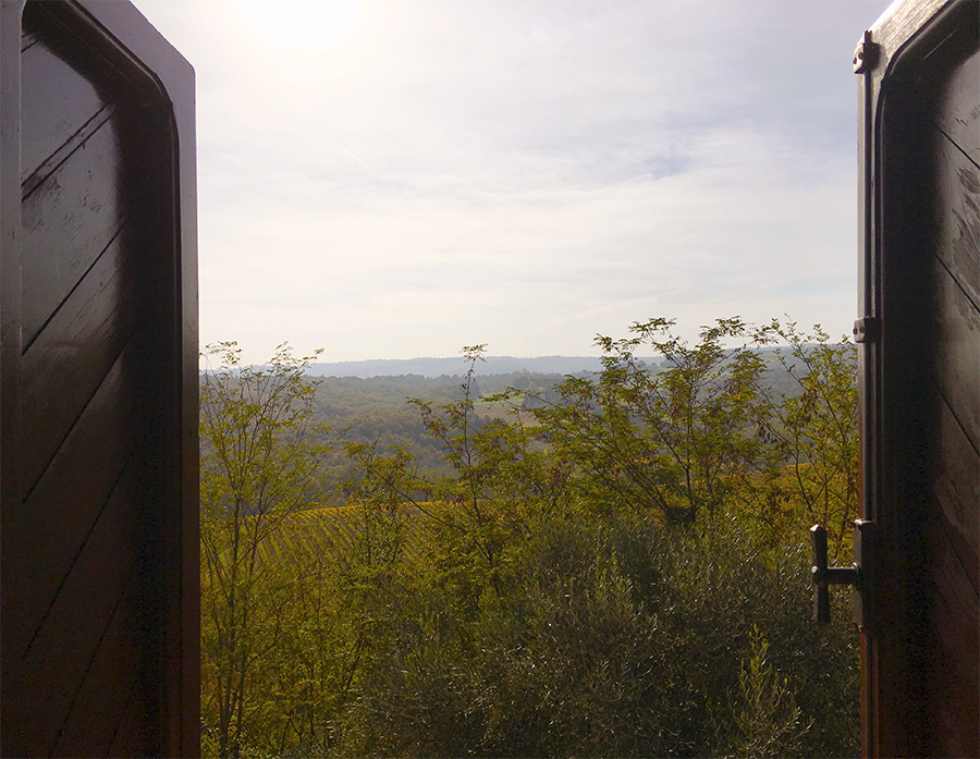 Ausblick aus meinem Fenster auf dem Agriturismo auf eine frühmorgendliche Toskana.