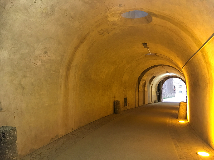 Ein Tunnel führt mitten durch eins der Gebäude, damit man nicht außenherum gehen muss. Praktisch.