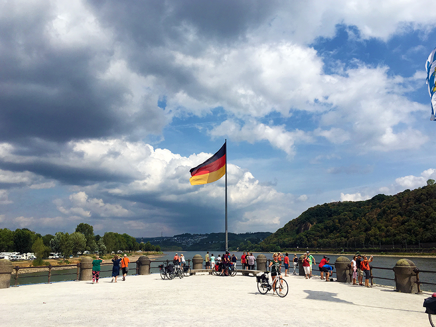 Auf der Spitze des Deutschen Ecks in Koblenz.