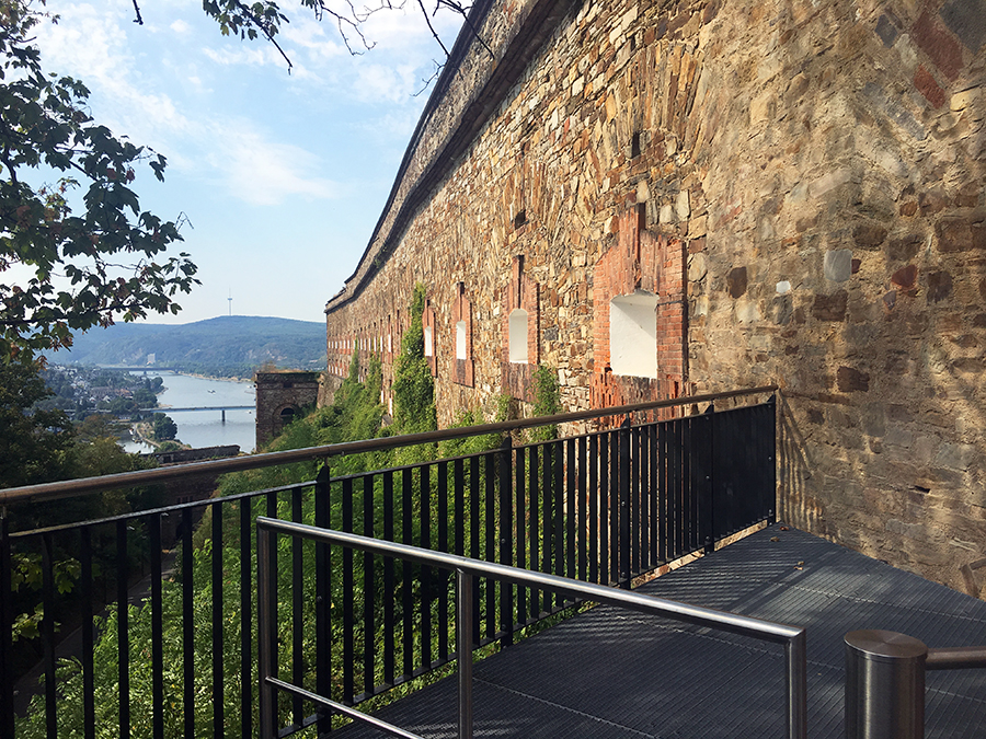 Auf einem kleinen Plateau stehen wir hoch oben über Koblenz - genau vor den Mauern der Festung.