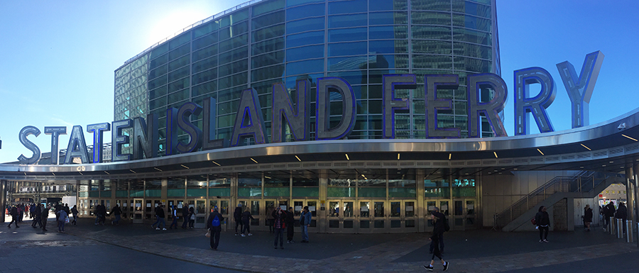 Das New York Staten Island Ferry Terminal im Panorama.