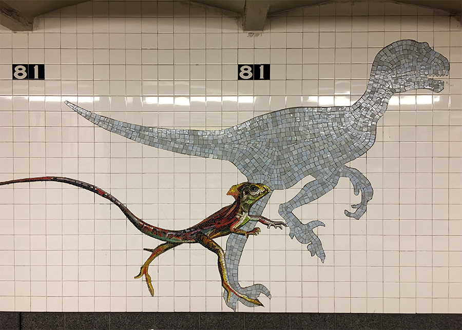 Lebende Tierformen bunt und detailreich, ausgestorbene schematisch und aus gröberem Mosaik - hier weiß man direkt, wo man ausgestiegen ist: Am 'Natural History Museum'.
