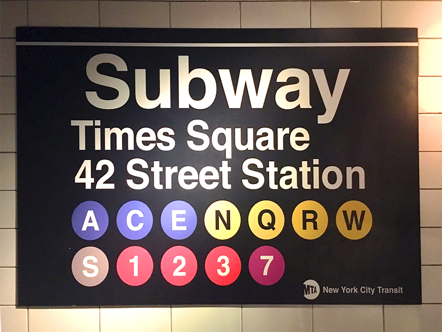 Subway-Schild der MTA, der 'Metropolitan Transportation Authority', New Yorks Verwaltung für öffentliche Verkehrsmittel.