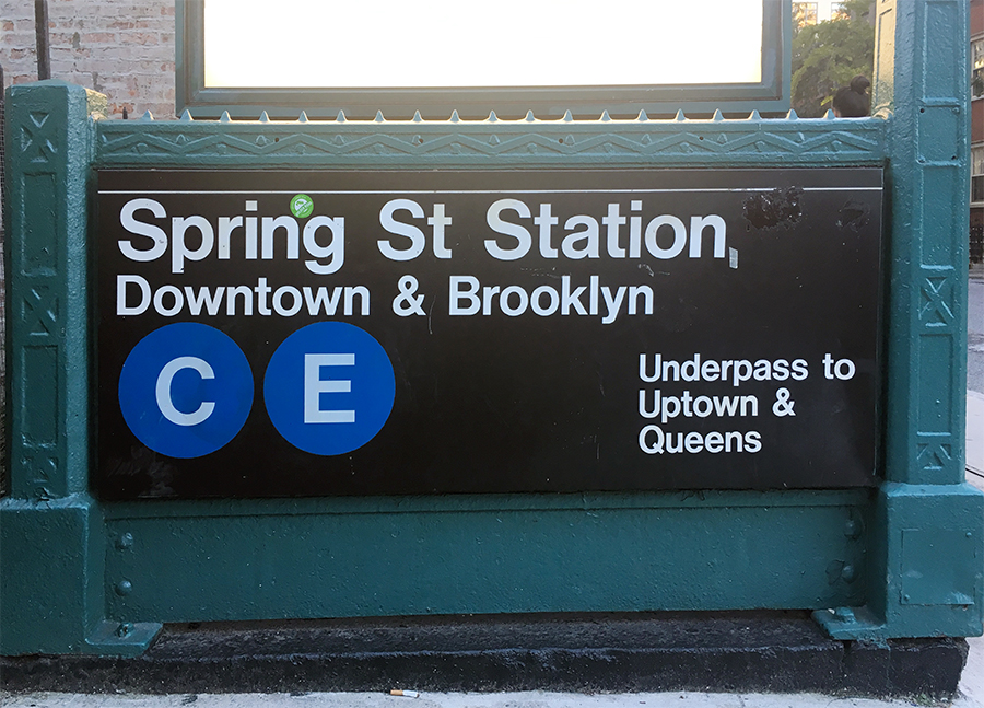 Dieser Eingang zur Subway führt zu Zügen Richtung 'Downtown' & Brooklyn.