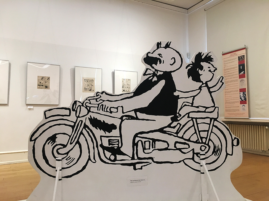 'Vater und Sohn' von e.o.plauen als lebensgroße Pappaufsteller auf dem Motorrad - ein echter Hingucker mitten in der Ausstellung.