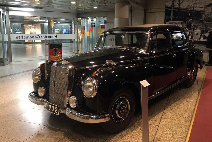 Auch der Dienstwagen von Kanzler Adenauer, natürlich ein Mercedes, steht hier. Oder besser gesagt: die Dienst-Limousine - was für ein Auto!