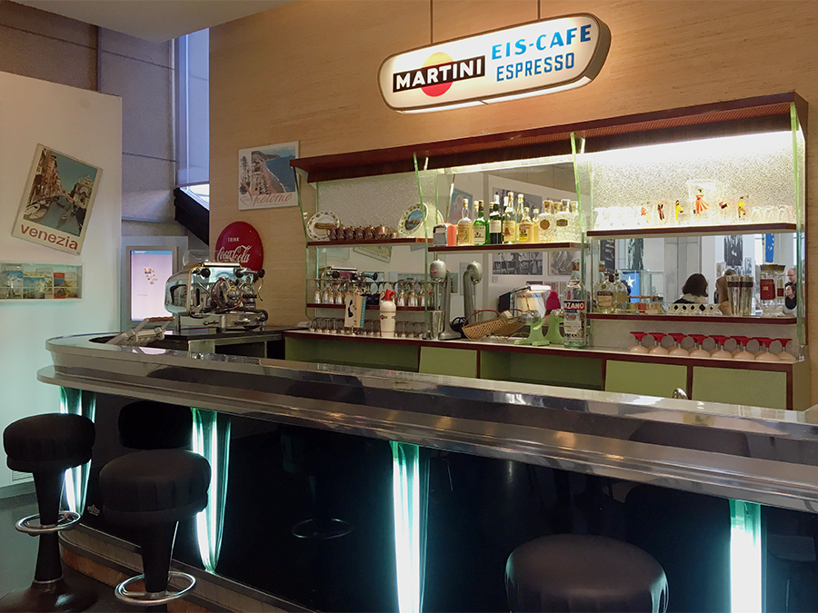 Eine echte Milch-Bar aus einem Eiscafé der 50er Jahre, schon mit Espressomaschine!