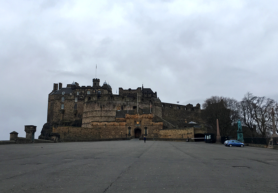 Edinburgh Castle (so leer ist der Vorplatz nur Sonntagmorgens in der Frühe, lange bevor geöffnet wird).
