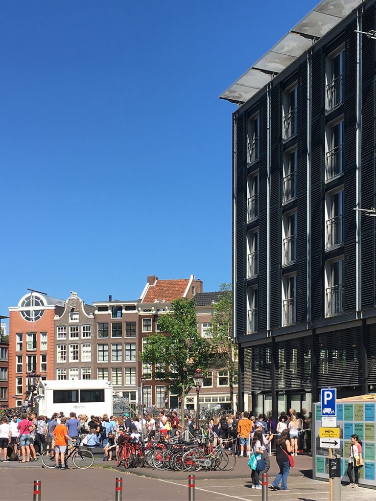 Der Eingang zum 'Anne-Frank-Haus' an der 'Westermarkt 20' (rechts im Bild, das dunkle, moderne Gebäude), bereits mit langer Schlange davor.