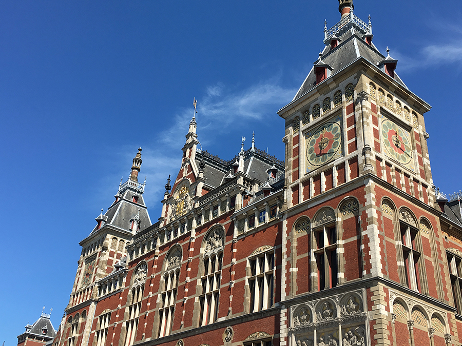 Die 'Centraal Station', das Gebäude des Hauptbahnhofs in Amsterdam, ist alleine schon sehenswert und gehört zu den schönsten Bahnstationen der Welt.