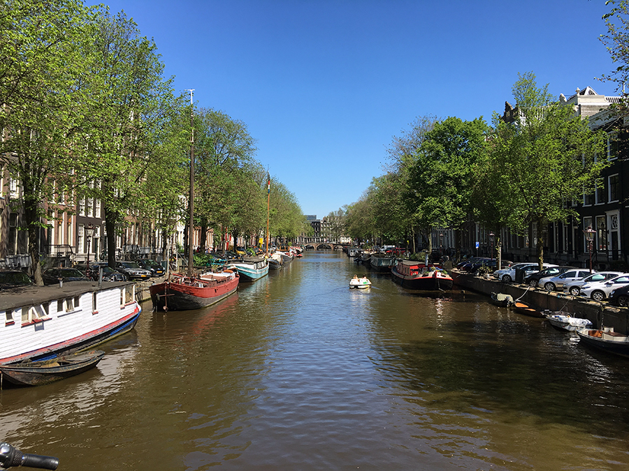 Hausboote gehören fest zum Straßenbild in Amsterdam.