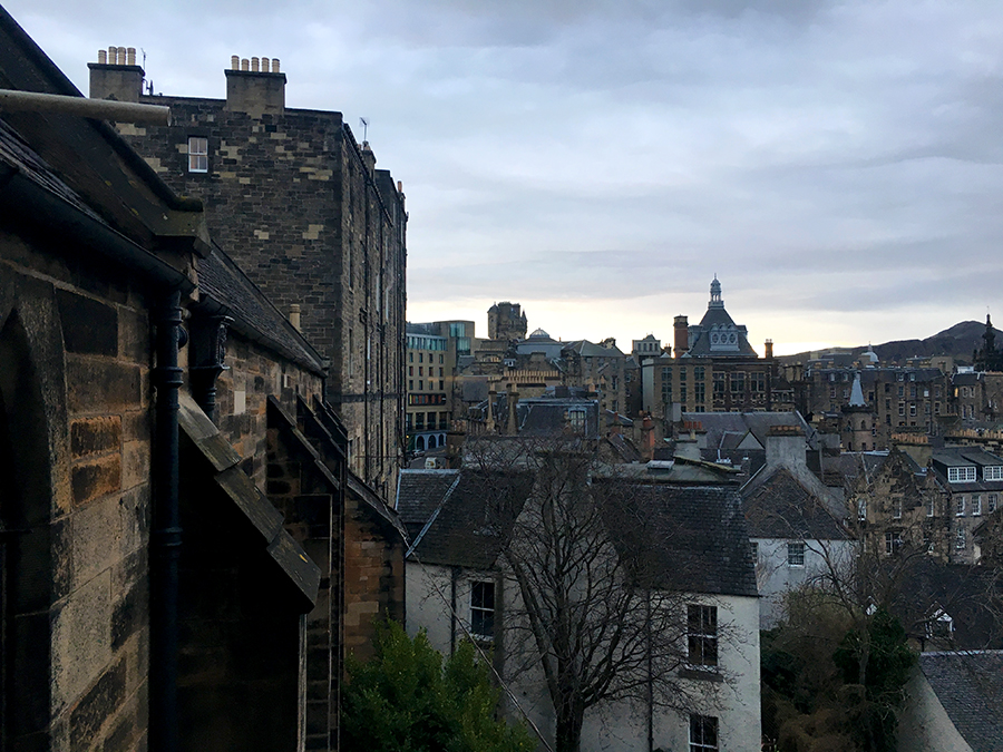Morgendlicher Blick über Edinburgh (beim Zähneputzen aus einem der Bäder des Hostels).