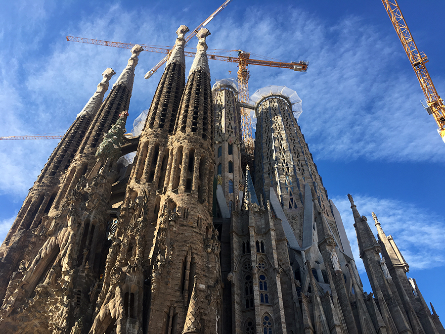 Noch lange nicht fertig: Baukräne zieren jede Ansicht der Sagrada Família, auch die Osterfassade.