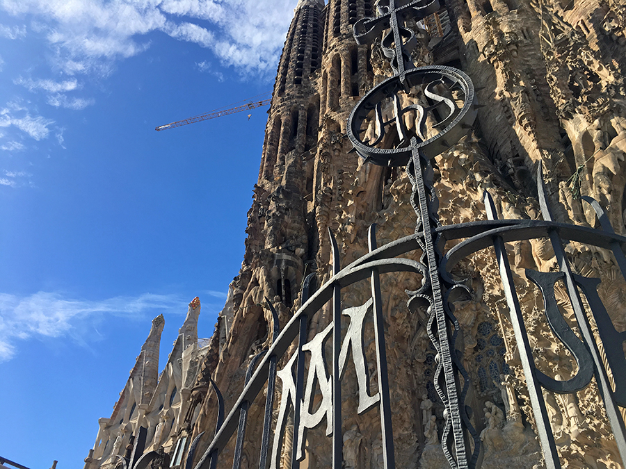 Die Initialen 'JHS' im gusseisernen Tor vor der Osterfassade der Sagrada Família stehen für das Monogramm von Jesus Christus. Gaudi hat an so viele Kleinigkeiten gedacht!