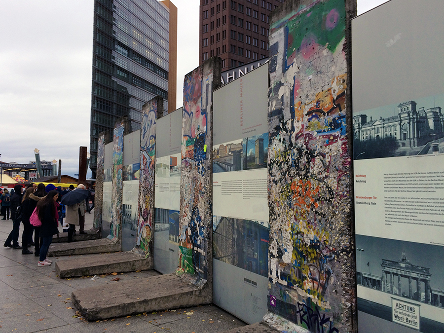 Überreste der Mauer an einer Gedenkstätte am Potsdamer Platz...