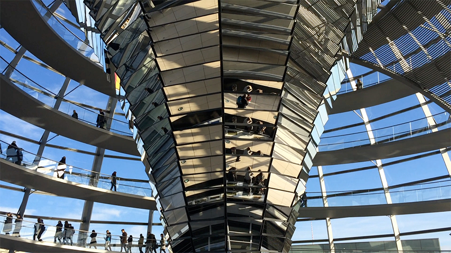 Die verspiegelte Säule in der Mitte des Reichstags. 