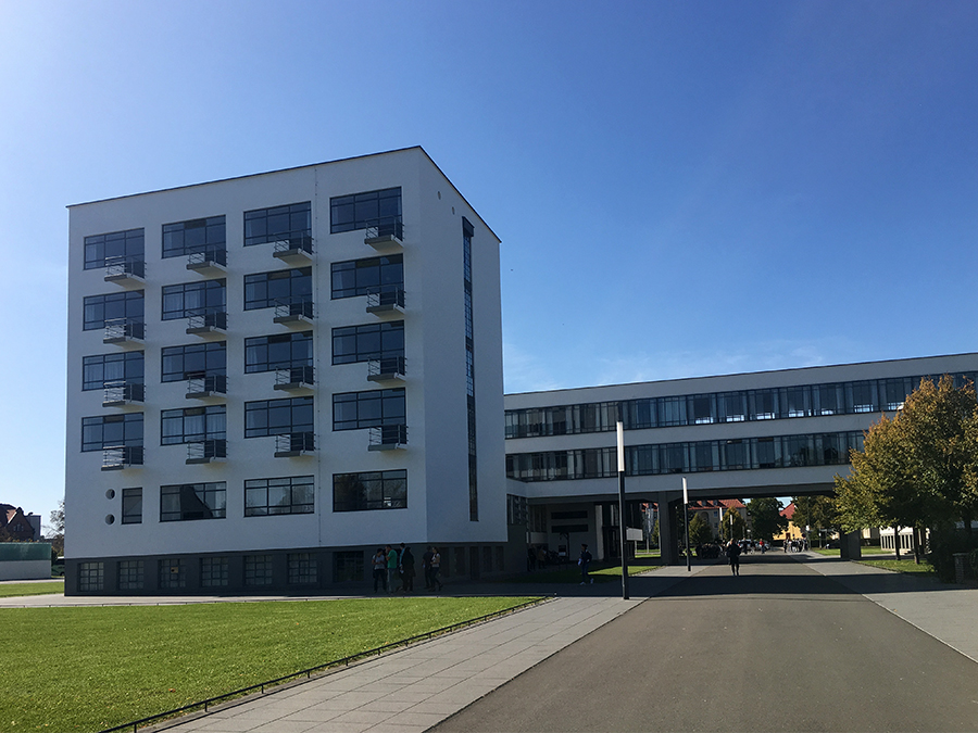 Erster Eindruck des Bauhaus-Komplexes in Dessau.
