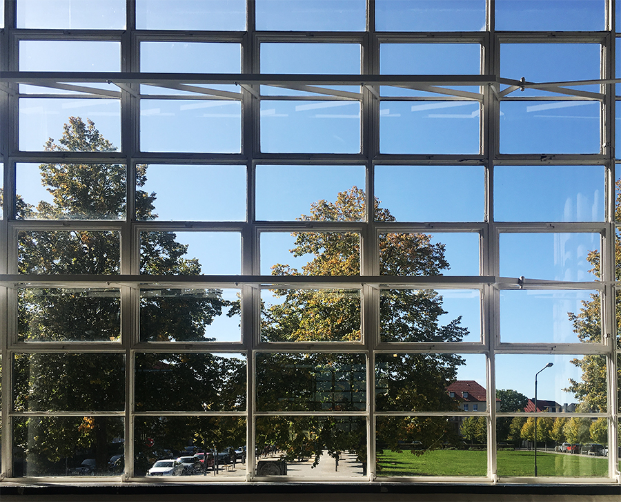Kleiner Ausschnitt der hängenden Glasfassade beim Museums-Shop von innen.