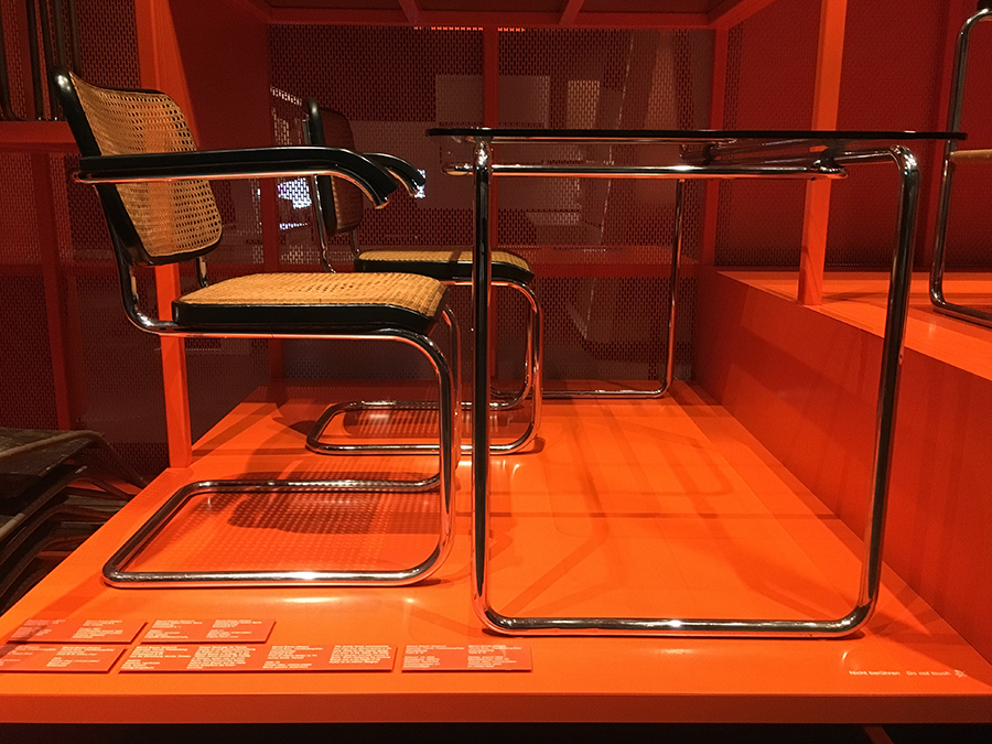 Stuhl und Tisch im klassischen Bauhaus-Design.