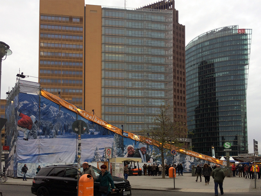 Unglaubliche 12 Meter hoch und 70 Meter lang ist die Rodelbahn auf dem Potsdamer Platz.
