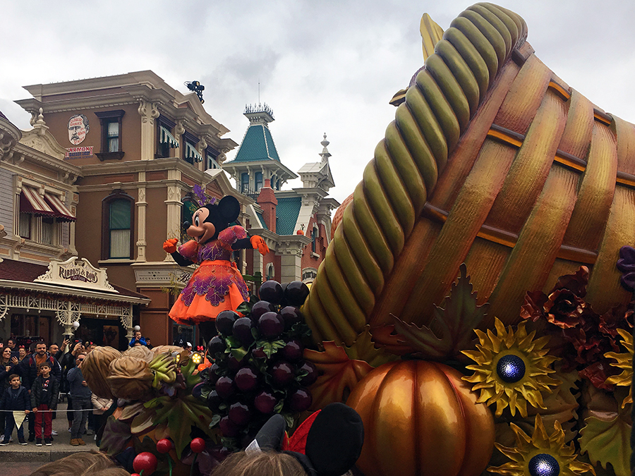 Minnie Mouse im Halloween-Look vor einem herbstlichen Füllhorn auf ihrem Wagen der 'Halloween Parade'.